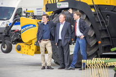 Ralph, Bernhard und Dr. Marcus Bertelsmeier (v.l.) im vergangenen Jahr auf ihrem Betriebsgelnde.