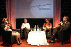 Im Gesprch (v.l.) Moderatorin Kathy Leen, die Brgermeisterkandidatinnen Birgit Kretschmer und Michaela Ritter sowie Veranstalter Frank Mietzsch.