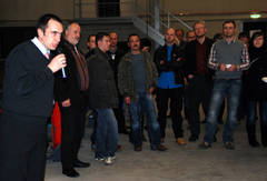 Nikolai Kroug (l.) stellt Besuchern die neuen Produktionsanlagen vor.